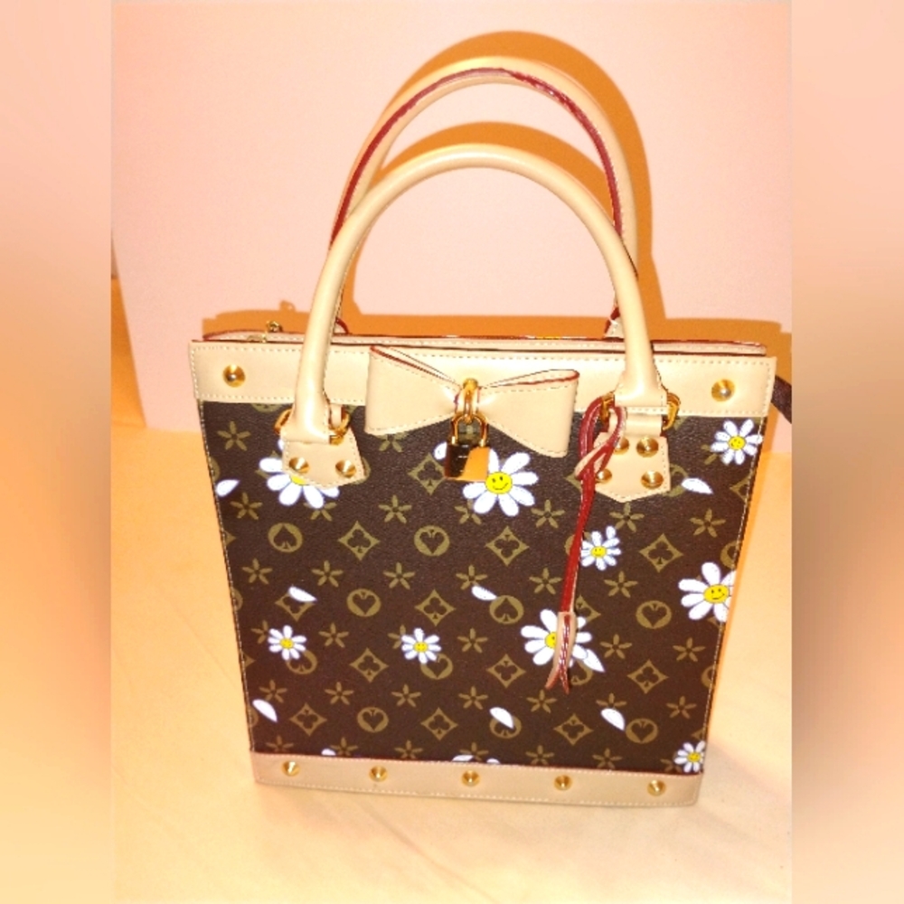 Young fashionable handbag, brown with white daisies
